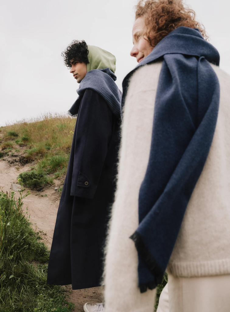 LapuanKankurit-HILE-and-HANKI-dark-blue-scarf-photocredit-Lina-Jelanski-21-scaled.webp