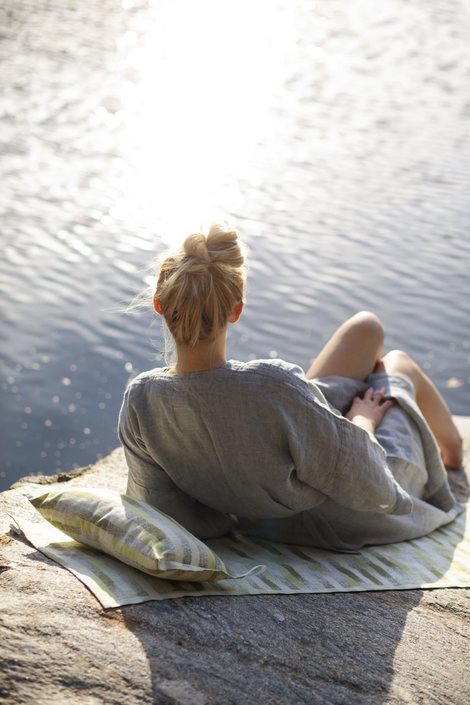 LapuanKankurit-Hohto-sauna-cover-and-sauna-pillow-white-green-and-Kaste-bathrobe-grey-scaled.webp