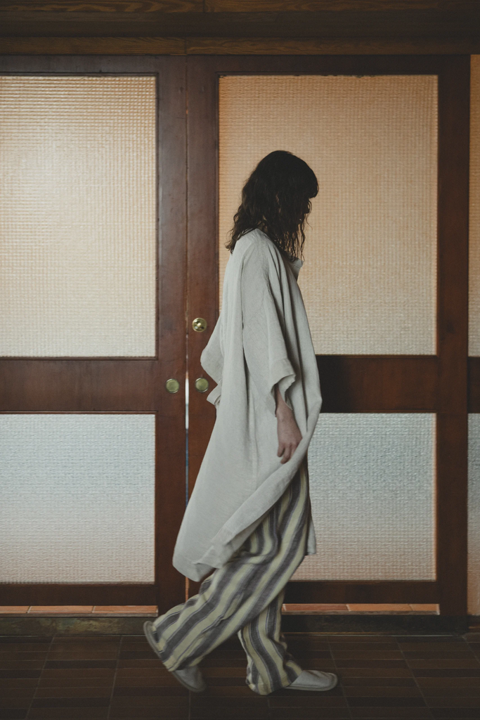 LapuanKankurit-KASTE-bathrobe-linen-and-MERIHAKA-pants-ivory-brown-blue-photocredit-Puttonen-Ruska-2-scaled.webp