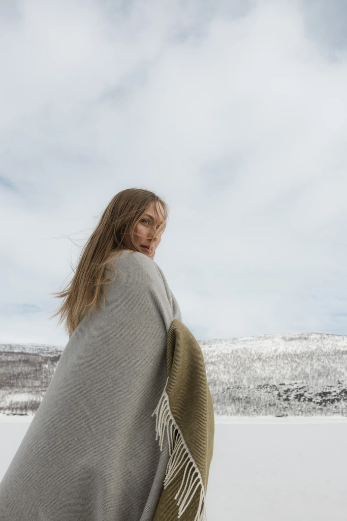 LapuanKankurit-Naapuri-blanket-grey-olive-Photocredit-MaijaLinda-43-scaled.webp