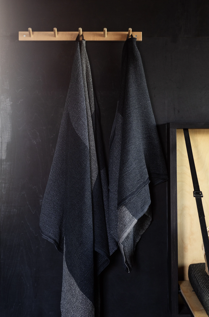 73262_LapuanKankurit-Terva-towel-black-multi-grey-scaled.webp