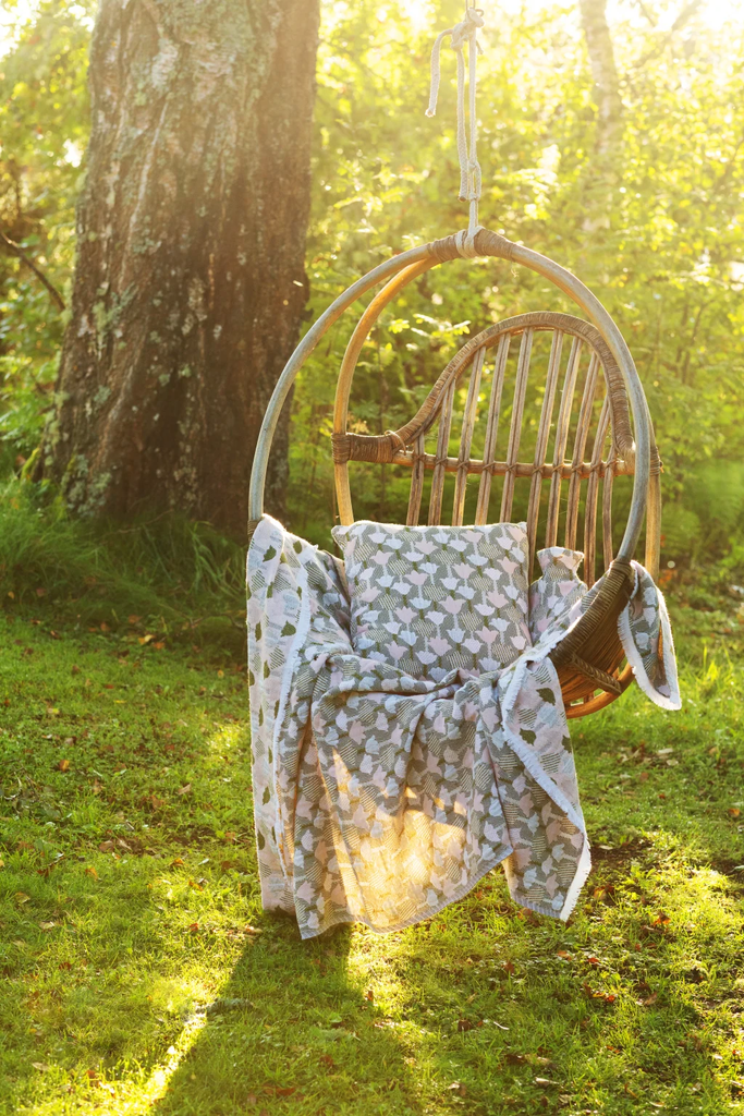 LapunKankurit-Tulppaani-blanket-cushion-cover-and-hot-water-bottle-rose-olive-3-1024x1536 (1).webp